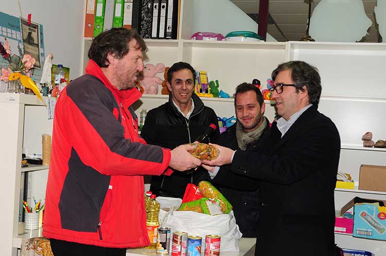 Grupo Desportivo de Lousado entrega bens alimentares na Loja Social de Famalicão