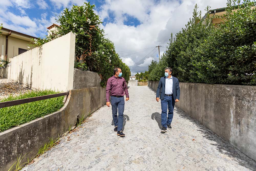 Alberto-Costa-visitou-as-obras-de-pavimentação-em-Vila-das-Aves,-acompanhado-pelo-presidente-da-junta,-Joaquim-Faria